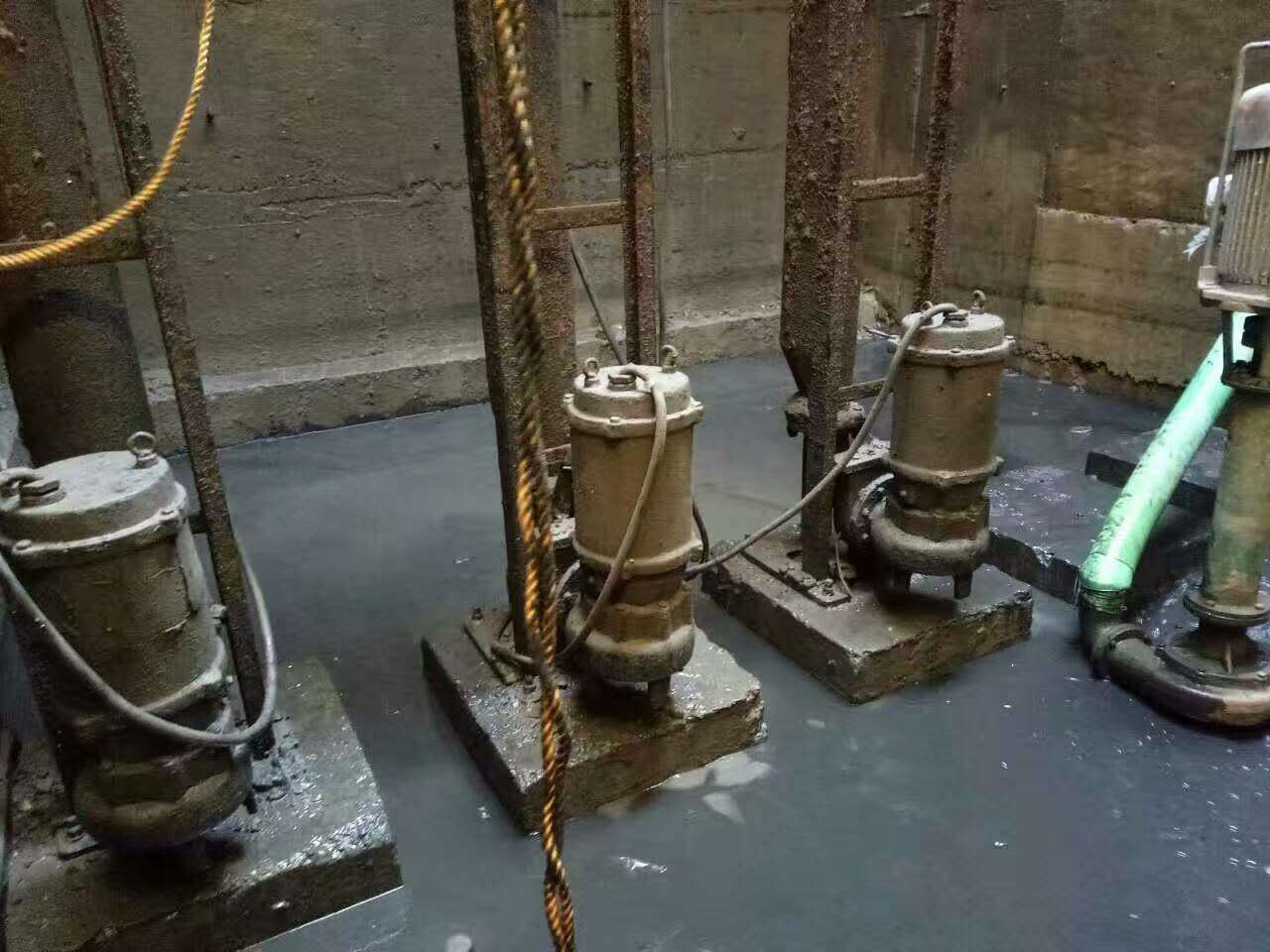 庆城污水池清理