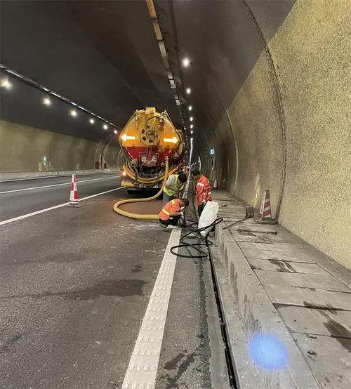 庆城隧道排水渠清淤